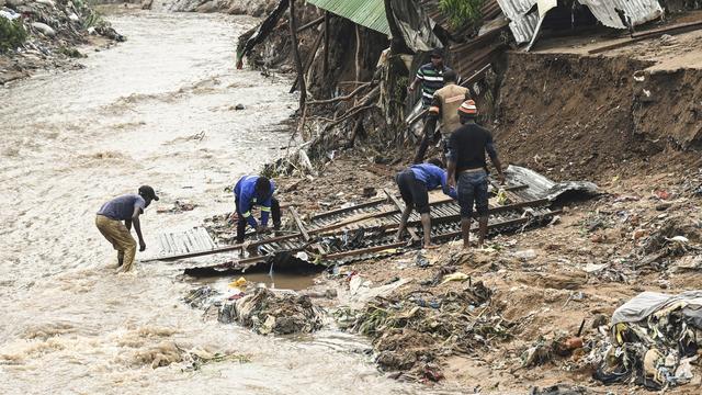 Des hommes récupèrent des pièces de leur maison détruite, à la suite de fortes pluies causées par le cyclone Freddy à Blantyre, dans le sud du Malawi. [Thoko Chikondi]