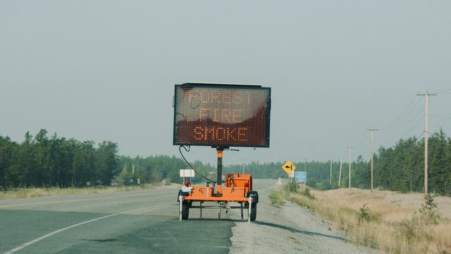 La plus grande ville du Grand Nord canadien évacuée à cause des feux de forêt. [Reuters - Pat Kane]