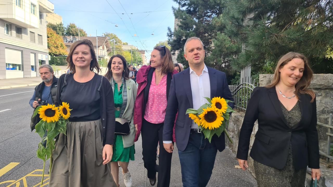 Raphaël Mahaim arrive au stamm des Vert.e.s vaudois. [RTS - Emilien Verdon]