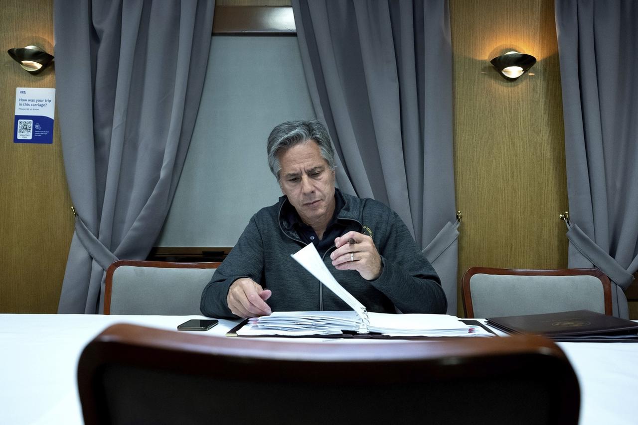 Antony Blinken dans le train qui l'amène à Kiev. [Keystone - Brendan Smialowski/Pool Photo/AP]