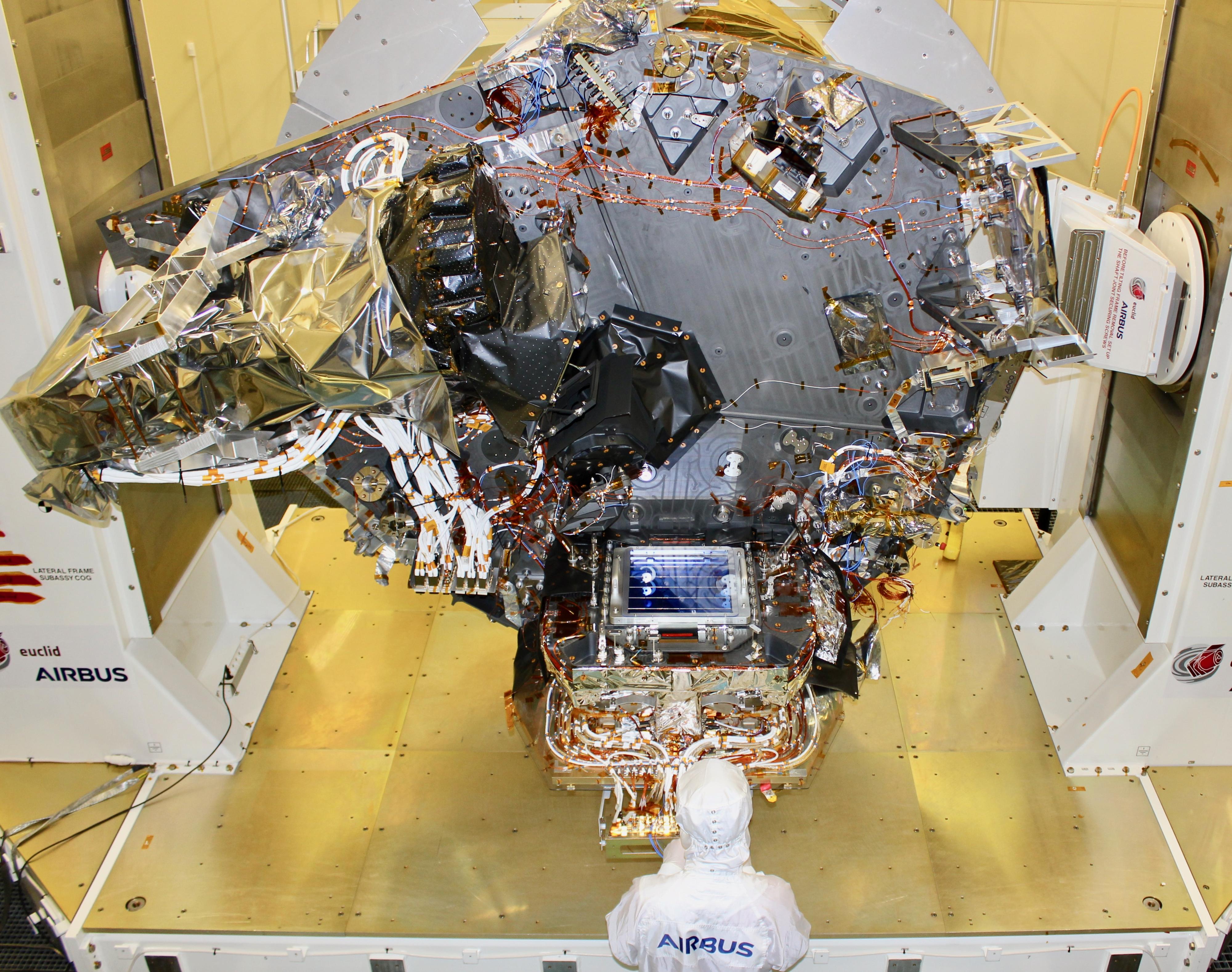L'instrument VIS, avec ses 36 capteurs CCD, est le carré bleu au milieu, en bas de l'image. Il s'agit de l'un des plus grands "appareils de photo" de l'espace. NISP, le spectromètre et photomètre est sur la gauche, presque complètement recouvert de feuilles d'isolant multicouche. [ESA - Airbus Defence and Space - Toulouse]