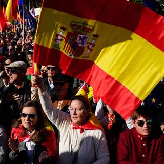 Les Espagnols dans la rue pour dénoncer l'amnistie des indépendantistes catalans. [Keystone - Borja Sanchez-Trillo]