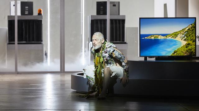 Mark Padmore dans "Le retour d'Ulysse" de Monteverdi, mise en scène signée du collectif belge FC Bergman. [Grand Théâtre de Genève - Magali Dougados]