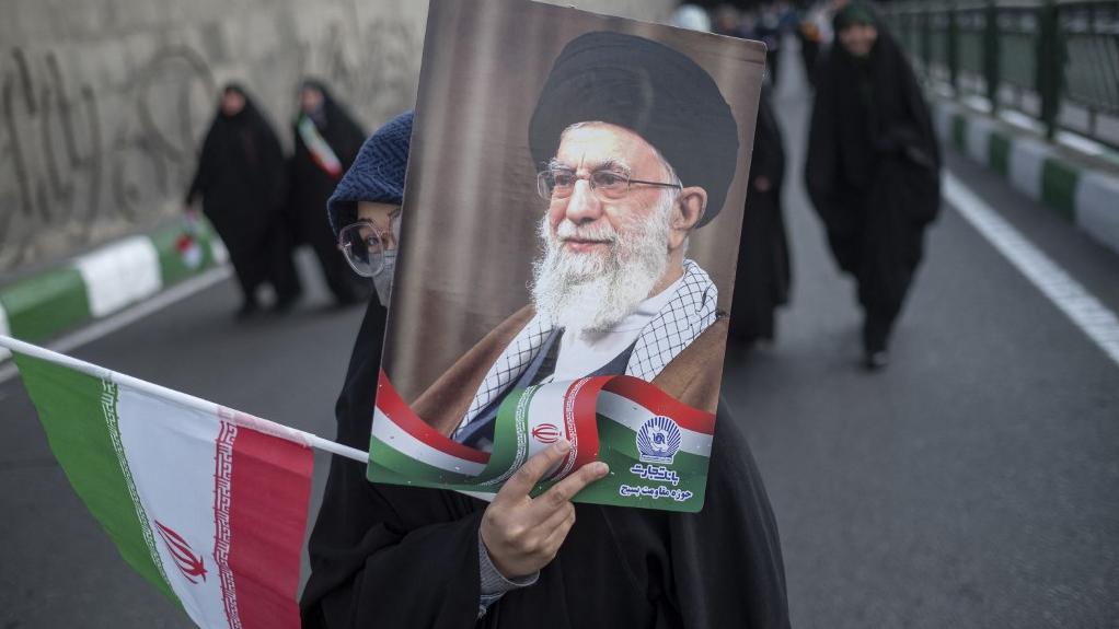 Une Iranienne portant le drapeau national et un portrait de l'ayatollah Ali Khamenei, lors des célébrations de l'anniversaire de la révolution islamique.