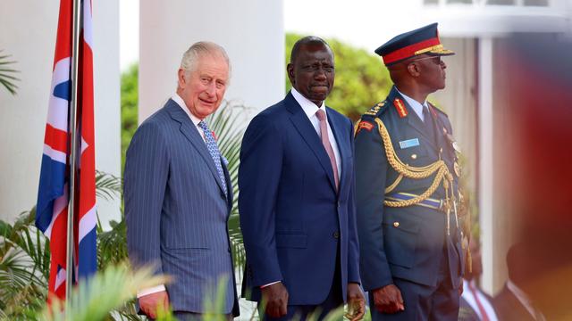 Le roi Charles III aux côtés du président kenyan William Ruto, lors de la cérémonie de bienvenue. [Reuters - Chris Jackson]