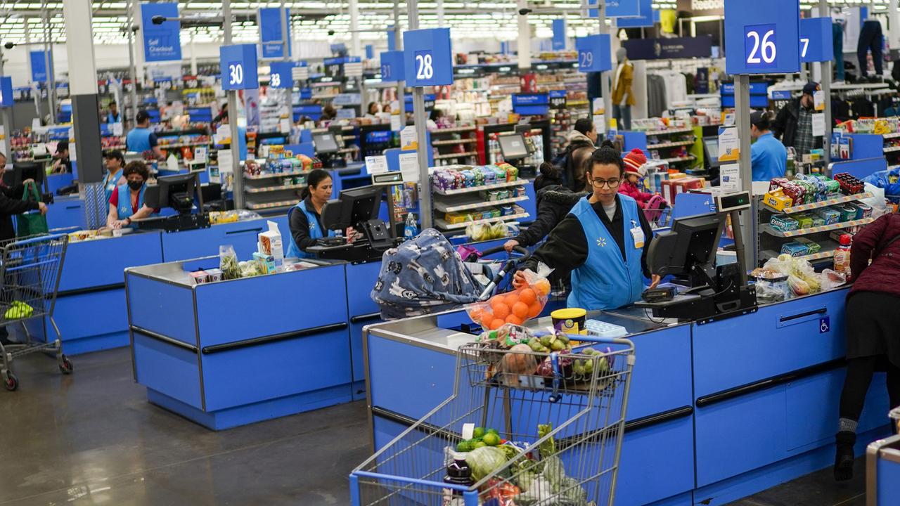 Des caissiers encaissent les achats à Walmart, le jeudi 9 février 2023. [Keystone]