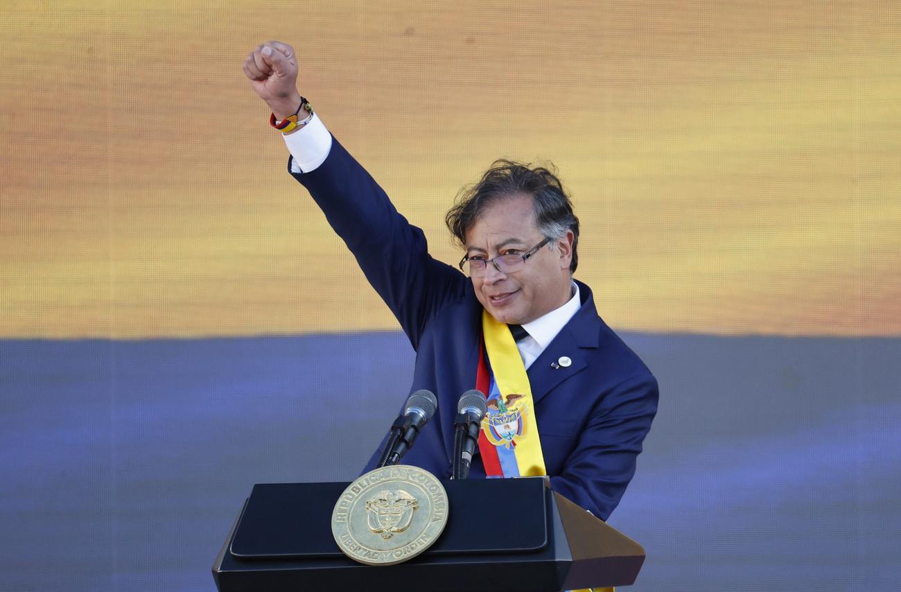 Gustavo Petro lors de son discours d'investiture à Bogota, le 7 août 2022. Une majorité de la population soutenait alors le premier représentant de la gauche à être élu président de la Colombie. [Keystone - Mauricio Duenas Castaneda/EPA]