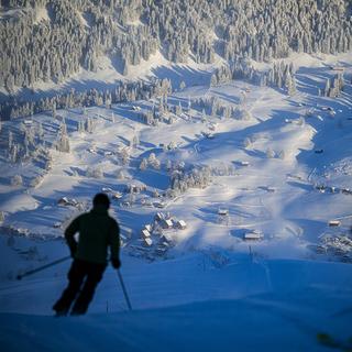 La saison de ski est lancée dans plusieurs stations de ski suisses. [Keystone - Gian Ehrenzeller]