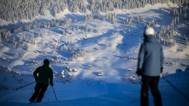 La saison de ski est lancée dans plusieurs stations de ski suisses. [Keystone - Gian Ehrenzeller]