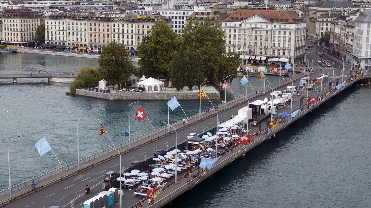 Un brunch sur le Pont du Mont-Blanc lors de l'édition 2017 des fêtes de Genève. [KEYSTONE - Salvatore Di Nolfi]