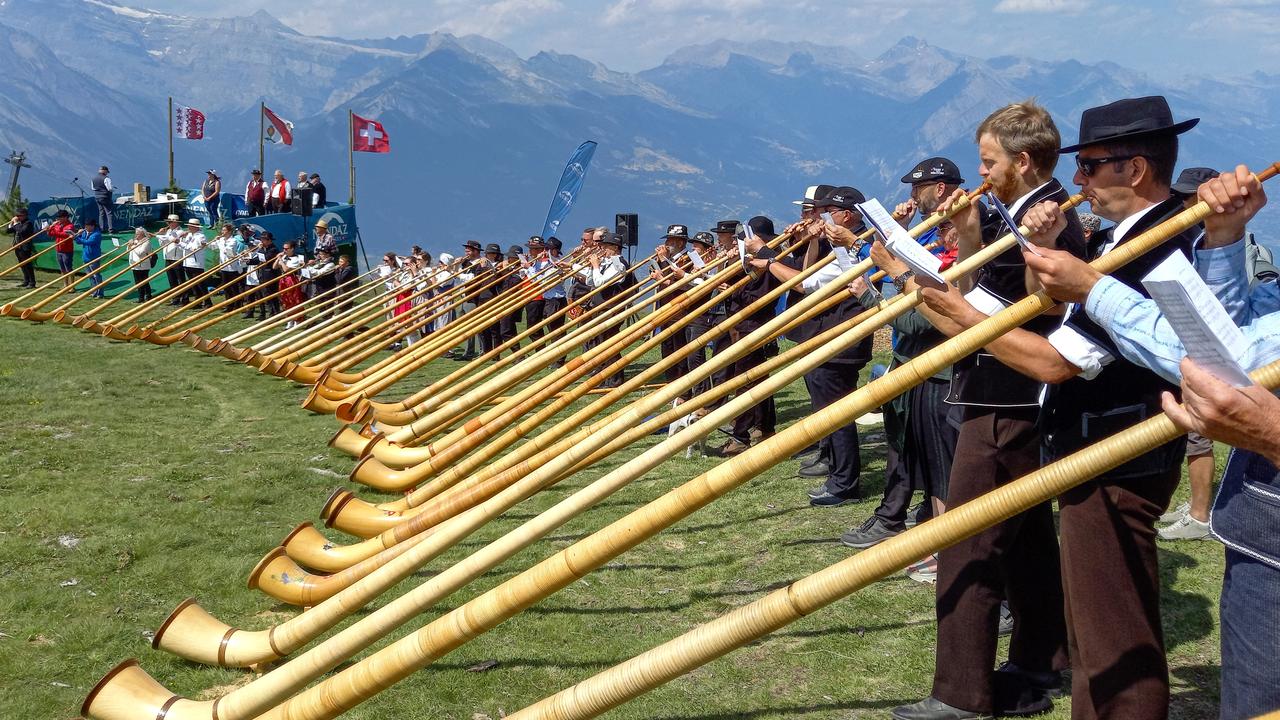 Ils étaient une centaine ce dimanche à s'affronter lors du 22e Festival international de Cor des Alpes de Nendaz (VS). [AFP - Robin Millard]