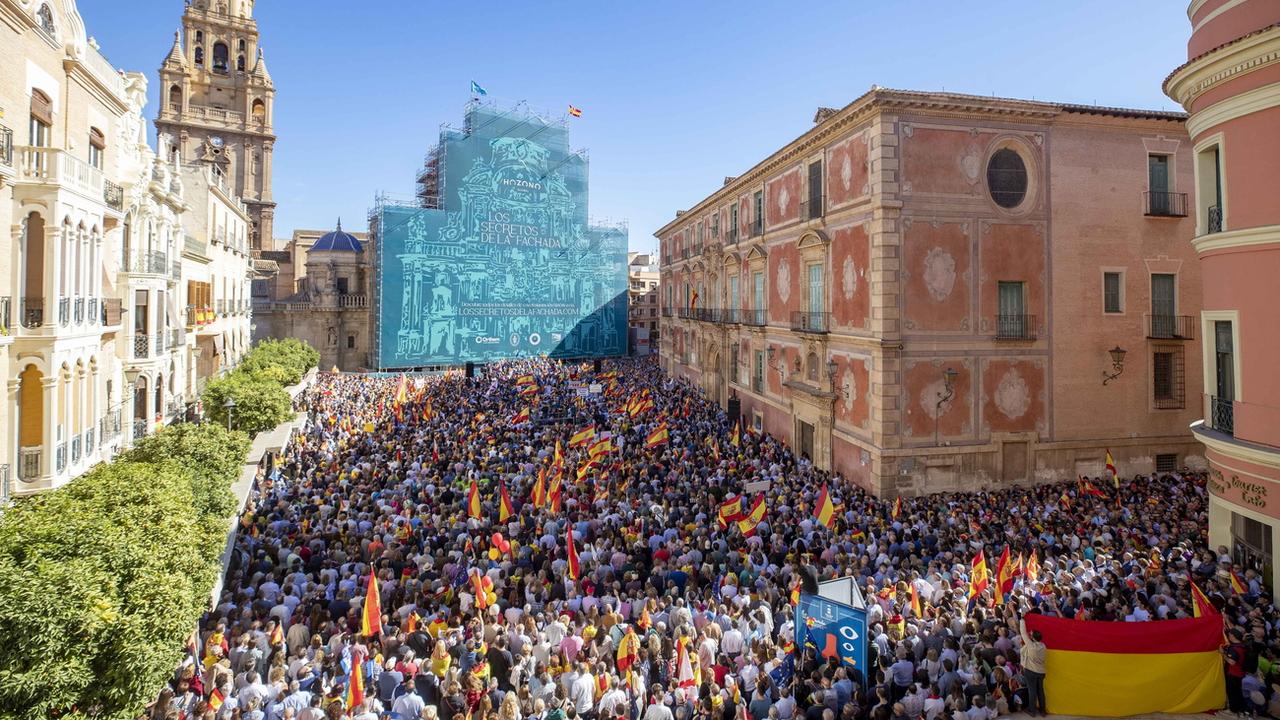 Des manifestants se sont notamment rassemblés dans les rues de Murcia en Espagne. [Keystone/EPA - Marcial Guillen]