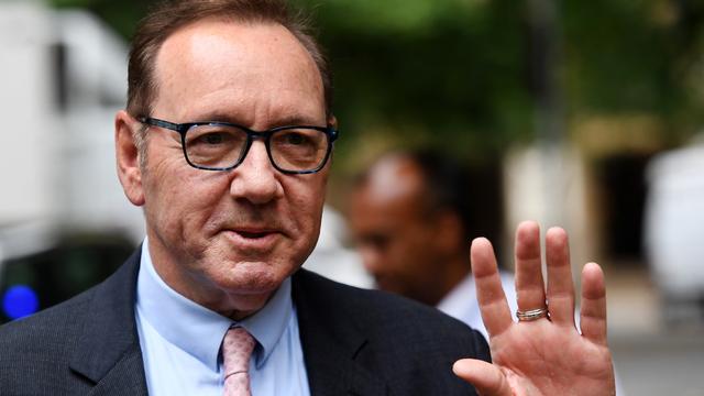 L'acteur américain Kevin Spacey est arrivé mercredi matin au tribunal à Londres, où il doit être jugé pour plusieurs agressions sexuelles. [Keystone - Andy Rain - EPA]