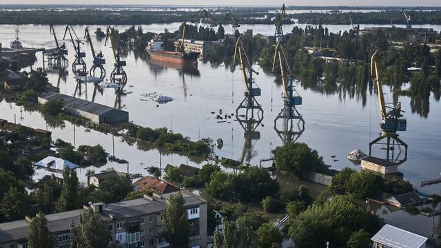 Les rues inondées de Kherson, mercredi 7 juin 2023 après l'explosion du barrage de Kakhovka [KEYSTONE - Libkos]