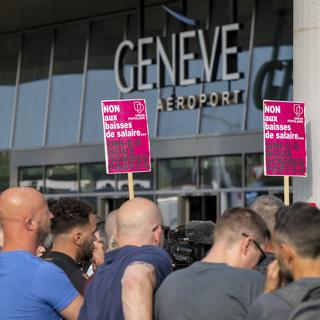 Manifestation contre la nouvelle politique de rémunération de la direction de l'Aéroport de Genève, qui veut couper dans les salaires du personnel, le 29 juin 2023 à Genève. [Keystone - Martial Trezzini]