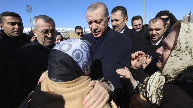 Recep Tayyip Erdogan lors de sa visite dans la ville dévastée de Kahramanmaras le 8 février. [Keystone - Turkish Presidency via AP]