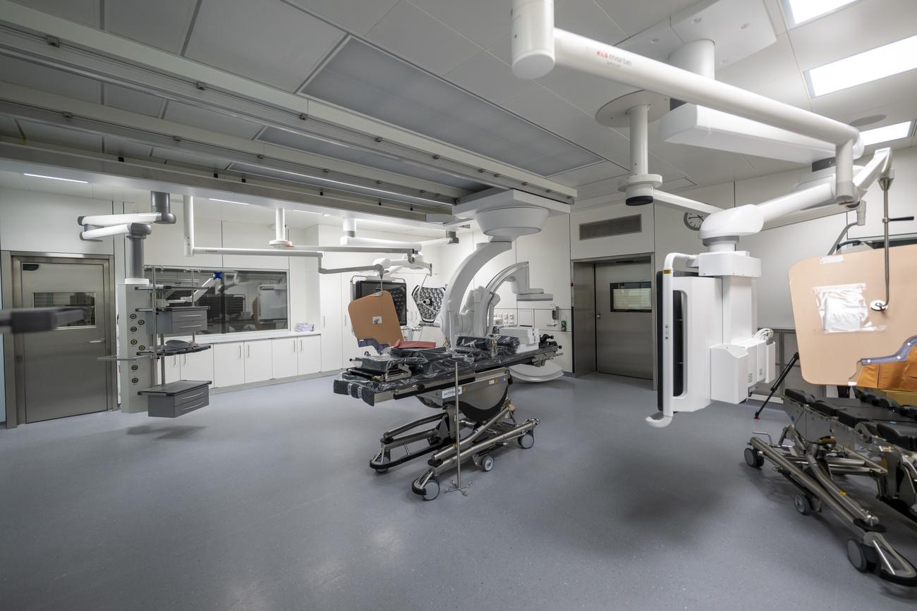 L'étage opératoire du nouveau bâtiment principal de l'Hôpital de l'Île à Berne, le jeudi 17 août 2023 à Berne. Le complexe a coûté 670 millions de francs et offre 3250 chambres ultramodernes. [Keystone - Marcel Bieri]