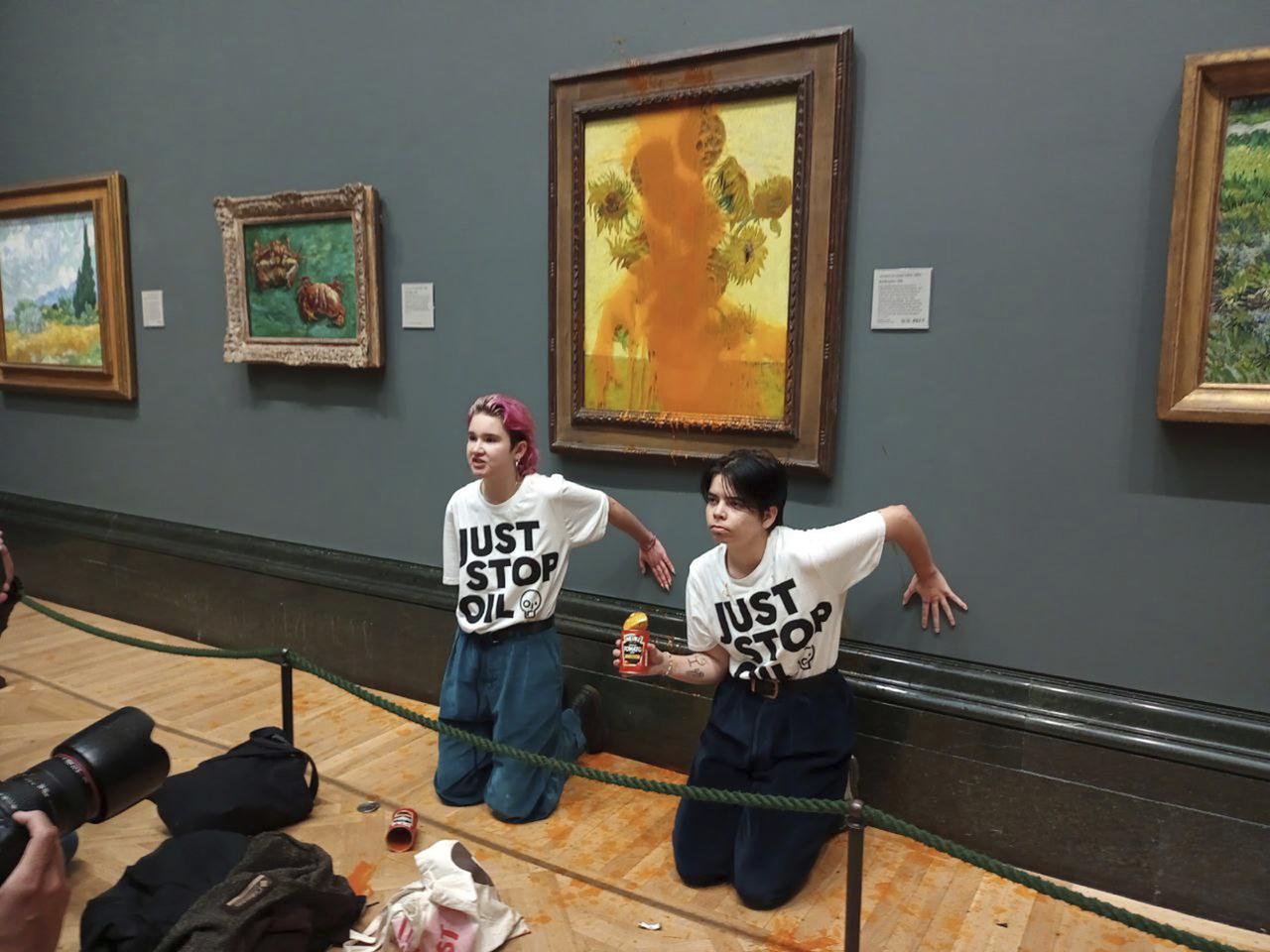 Le collectif Just Stop Oil s'est fait connaître en octobre 2022 en aspergeant de soupe une toile de Van Gogh à Londres. [Keystone - Just Stop Oil via AP]