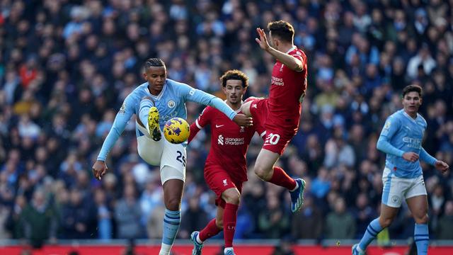 Face à Liverpool, Manuel Akanji (à gauche) et Manchester City ont perdu leurs premiers points de la saison à domicile. [Imago - Martin Rickett]