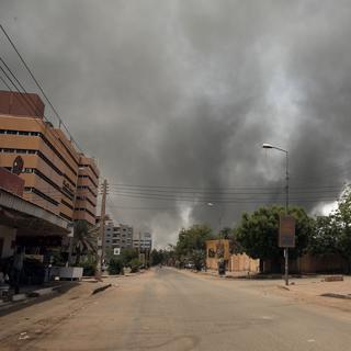 Des combats font rage dans la capitale du Soudan depuis samedi 15 avril 2023. [Keystone - Marwan Ali]