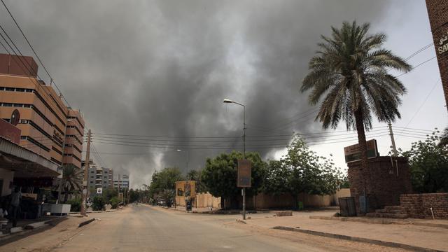 Des combats font rage dans la capitale du Soudan depuis samedi 15 avril 2023. [Keystone - Marwan Ali]