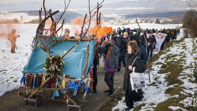 Environ 250 personnes ont manifesté sur la colline du Mormont (VD). [Keystone - Valentin Flauraud]