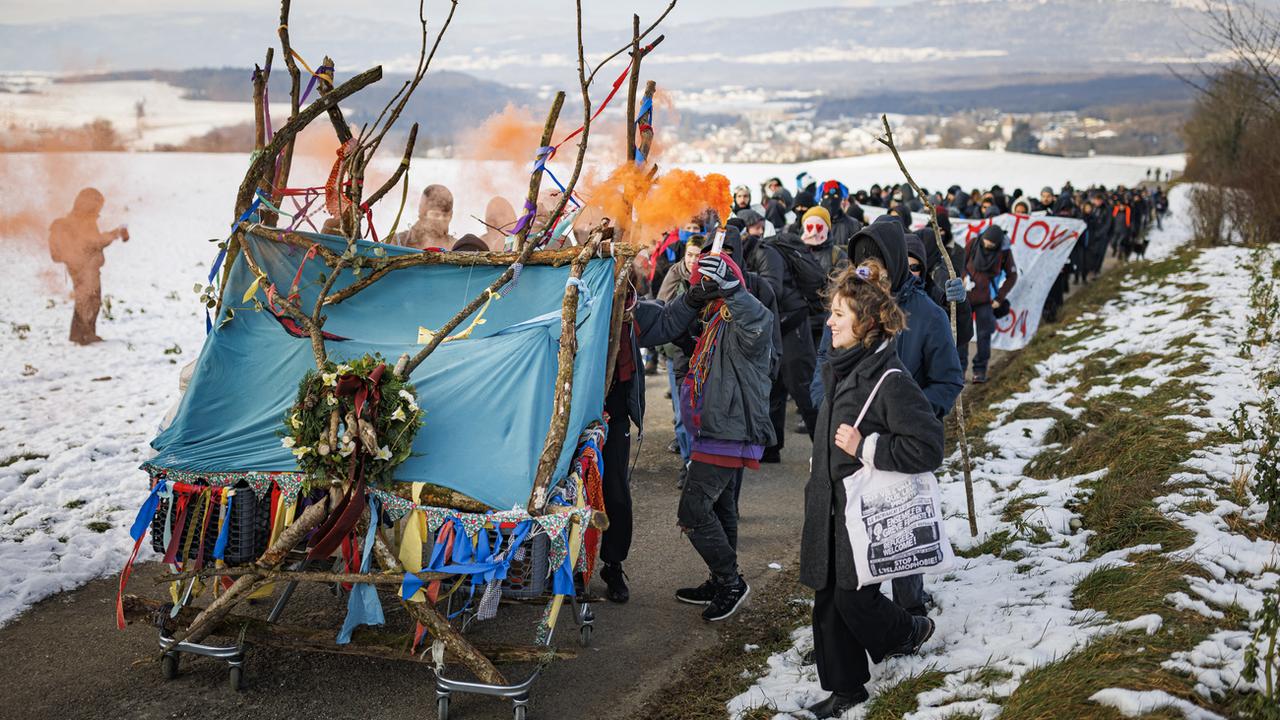 Environ 250 personnes ont manifesté sur la colline du Mormont (VD). [Keystone - Valentin Flauraud]