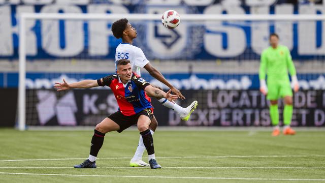 Taulant Xhaka et Alvyn Sanches lors d'un match entre le FC Lausanne-Sport et le FC Basel. [Keystone - Jean-Christophe Bott]
