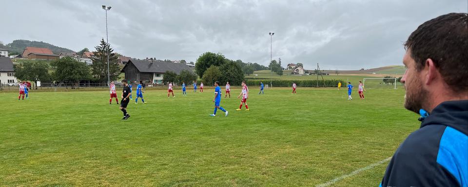 Jérôme Mazza, agriculteur au match de foot de son fil Léo à Onnens dans le canton de Fribourg. [RTS - Tania Sazpinar]