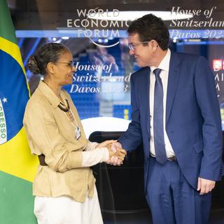 Albert Rösti et Marina Silva au WEF 2023. [Keystone - Laurent Gillieron]