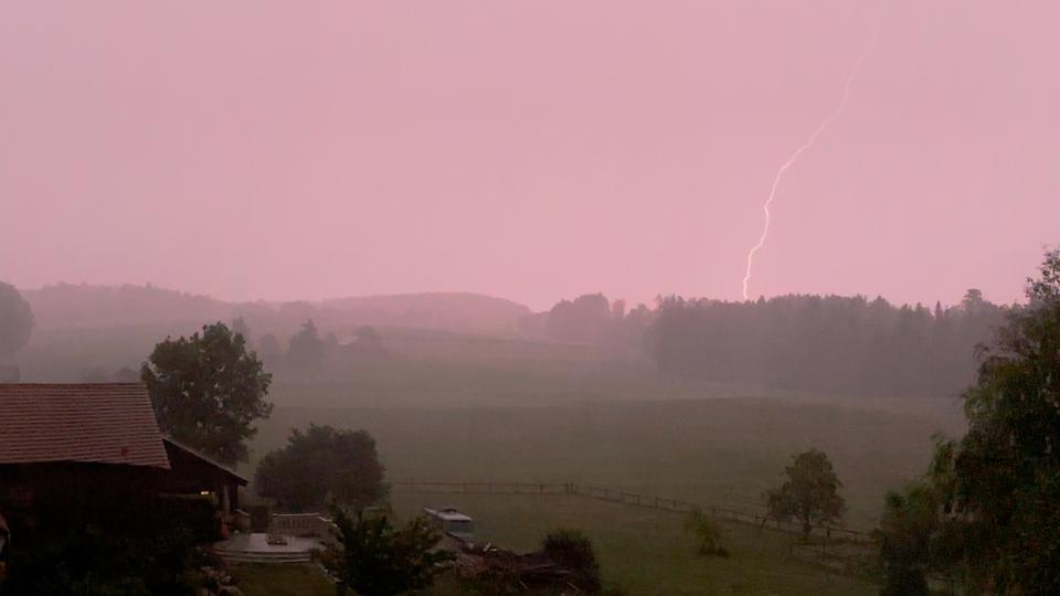 Un orage au-dessus de la Veveyse, dans le canton de Fribourg. [RTS - Victorien Kissling]