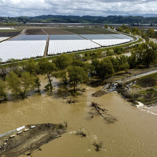 Dans le comté de Monterey, en Californie, une digue a cédé après la crue de la rivière Pajaro. [Keystone - Noah Berger]