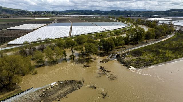 Dans le comté de Monterey, en Californie, une digue a cédé après la crue de la rivière Pajaro. [Keystone - Noah Berger]