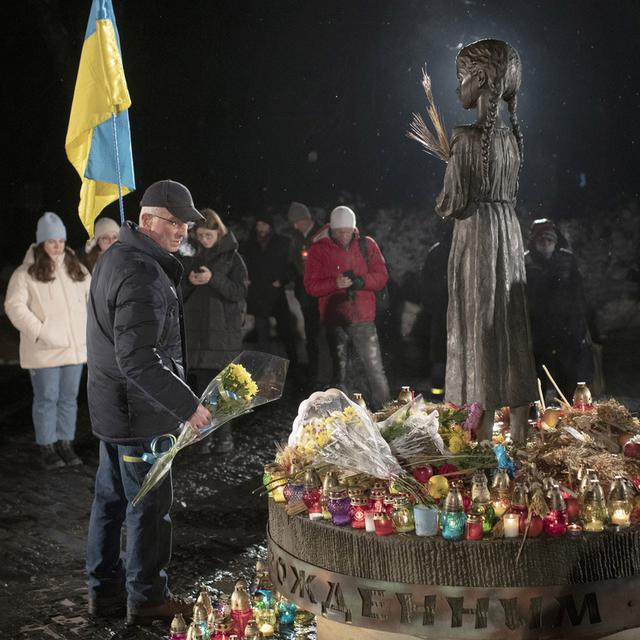 Commémoration de Holodomor à Kiev (Ukraine), en novembre 2022. Raphaël Lemkin, juriste juif polonais réfugié en 1941 aux États-Unis a inventé, en 1943, le terme et le concept de génocide. Dans ses différents écrits, il définit explicitement le Holodomor comme un génocide. Selon Lemkin, la condition d'un génocide n’est pas seulement l’expression d’une volonté affirmée de détruire un groupe mais surtout la mise en place d’une organisation pour ce faire. [AP/Keystone - Andrew Kravchenko]