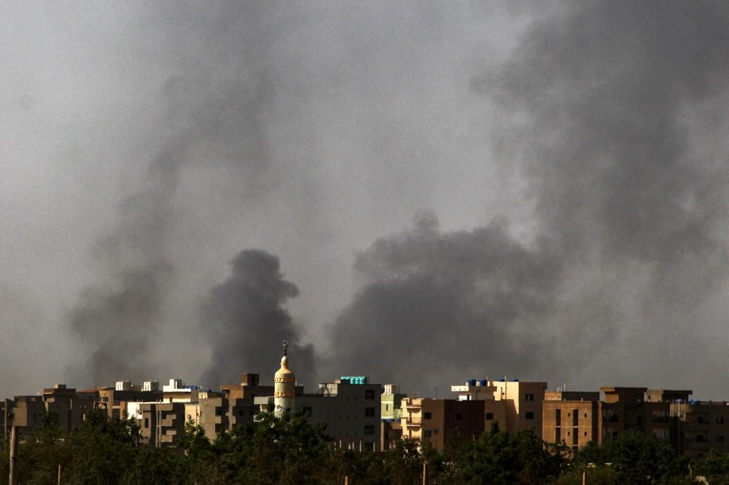 De la fumée monte des bâtiments bombardés à Khartoum, le 24 mai 2023. [afp - -]