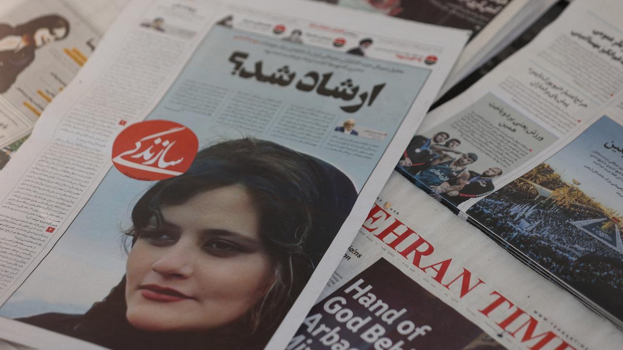 Un journal avec une photo de couverture de Mahsa Amini, décédée après avoir été arrêtée par la police des mœurs de la République islamique d'Iran. [WANA/reuters - Majid Asgaripour]