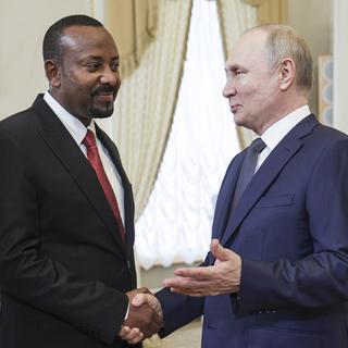 Le président russe Vladimir Poutine a rencontré le Premier ministre éthiopien Abiy Ahmed lors d'un sommet Russie-Afrique à St-Pétersbourg, 26 juillet 2023. [Keystone/AP - TASS News Agency Host Pool Photo]