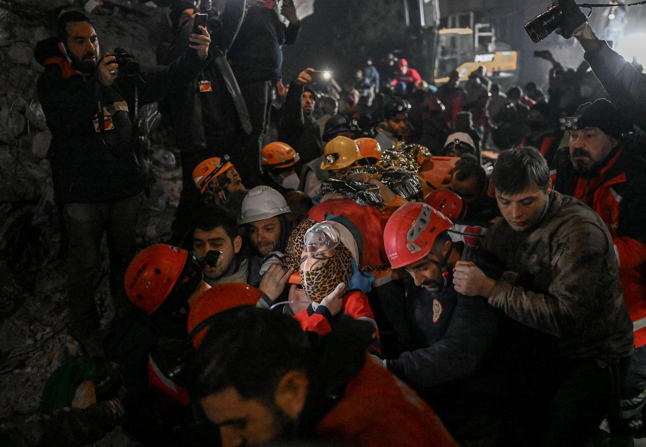 Une adolescente de 15 ans a été sortie vivante des décombres après 210 heures passées sous terre. [AFP - Bulnet Kilic]