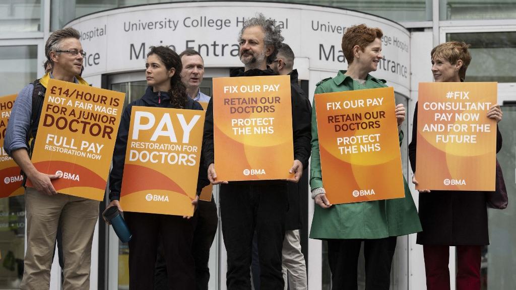 Deux grandes catégories de médecins hospitaliers ont mené mercredi leur première grève conjointe pour réclamer de meilleurs salaires en Angleterre. [afp - Rasid Necati Aslim]
