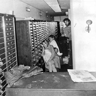 Le braqueur de banque Clark Olofsson, à droite, avec deux otages femmes non-identifiées dans une banque suédoise en 1973. Cet événement a donné le nom au "syndrome de Stockholm" qui décrit des sentiments d'attachement psychologique entre otages et captif. [Keystone/AP Photo - Swedish Police]