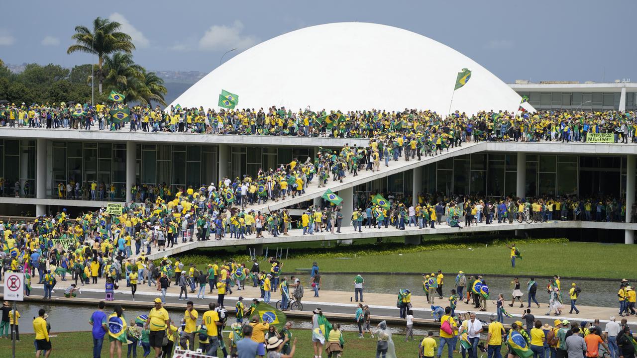 Les émeutiers avaient pris pour cible les lieux du pouvoir à Brasilia, le 8 janvier 2023. [Keystone - Eraldo Peres/AP Photo]