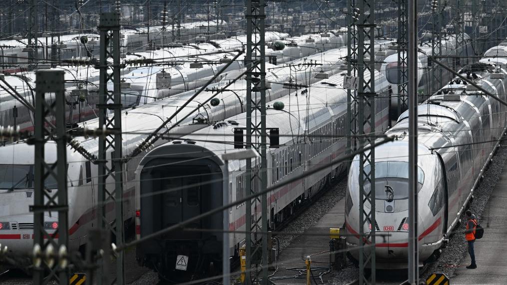 Une grève des employés du secteur ferroviaire en Allemagne a mis à l'arrêt la quasi totalité des trains vendredi matin pour réclamer des hausses de salaires. [afp - Christof STACHE]