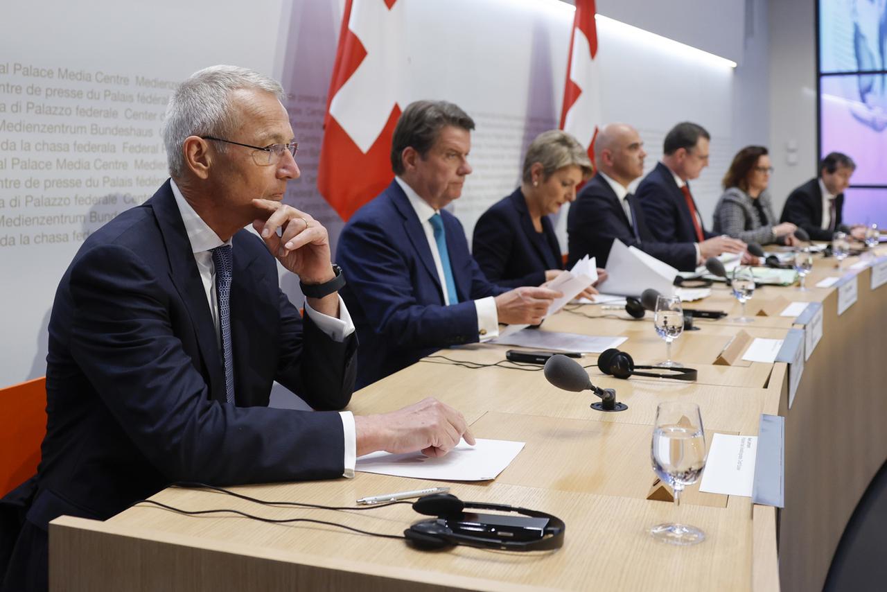 Axel Lehmann (Credit Suisse), Colm Kelleher (UBS), Karin Keller-Sutter (ministre des Finances), Alain Berset (président de la Confédération), Thomas Jordan (BNS) et Marlene Amstad (Finma) durant la conférence de presse. [Keystone - Peter Klaunzer]