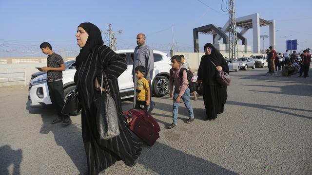 Des personnes palestiniennes binationales et étrangères ont pu quitter Gaza par l'Égypte. [Keystone/AP Photo - Hatem Ali]