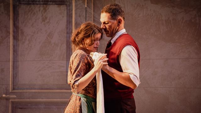 Laetitia Casta et Roschdy Zem dans la pièce "Une journée particulière" mise en scène par Lilo Baur au Théâtre de Carouge. [Théâtre de Carouge - Simon Gosselin]