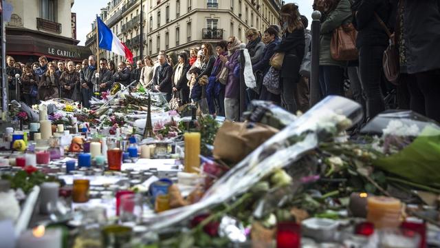 Une cérémonie d'hommage après les attentats de Paris, en novembre 2015. [EPA - Etienne Laurent]