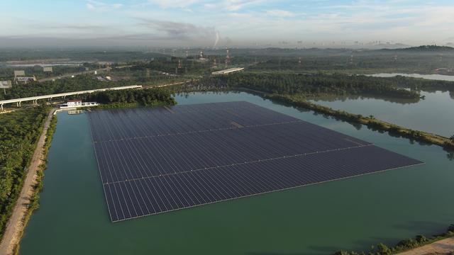 Une installation solaire flottante à Selangor, en Malaisie. [Keystone - AP Photo/Vincent Thian]