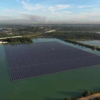 Une installation solaire flottante à Selangor, en Malaisie. [Keystone - AP Photo/Vincent Thian]