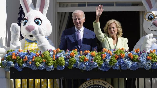 Le couple Biden lors de la course aux oeufs à la Maison Blanche, 10.04.2023. [AP/Keystone - Susan Walsh]