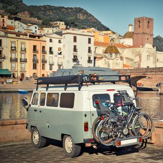 Un van est stationné près du fleuve Temo dans la ville de Bosa en Italie. [Depositphotos - Wirestock]
